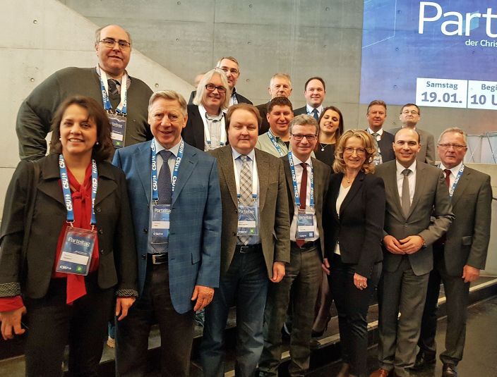 Die Delegierten aus der Region Landshut und Bundestagsabgeordneten Florian Oßner (vorne Zweiter von rechts) mit Bayerns Wissenschaftsminister Bernd Sibler (vorne Vierter von rechts)