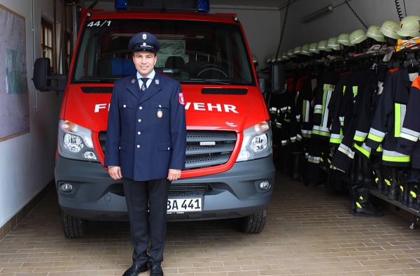 Stolzer Träger des Feuerwehrabzeichens Gold-Rot