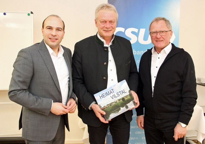 Florian Oßner (links) und Kreistagsfraktionssprecher Josef Haselbeck (rechts) mit MdB Alois Rainer