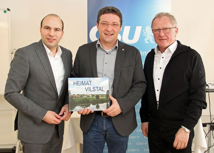 Kreisvorsitzender Florian Oßner, MdB (links) und Kreistagsfraktionssprecher Josef Haselbeck (rechts) von Max Gibis, Mitglied im Ausschuss für kommunale Fragen des Landtags.