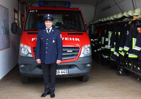 Stolzer Träger des Feuerwehrabzeichens Gold-Rot