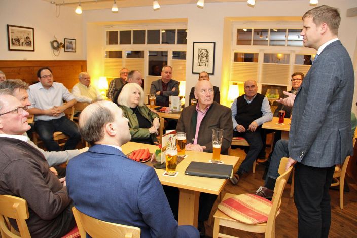 Bezirkstagspräsident Dr. Olaf Heinrich (rechts) warnte vor einer finanziellen Überlastung der kommunalen Haushalte.