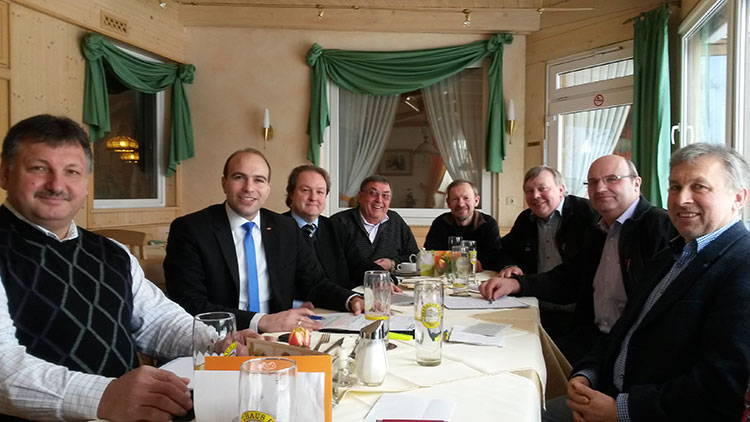 Vertreter des Bauernverbands mit Alois Bauer und Alois Schweiger (3. und 2. von rechts) an der Spitze im regen Austausch mit Bundestagsabgeordnetem Florian Oßner und Landtagsabgeordnetem Helmut Radlmeier (2. und 3. von links).