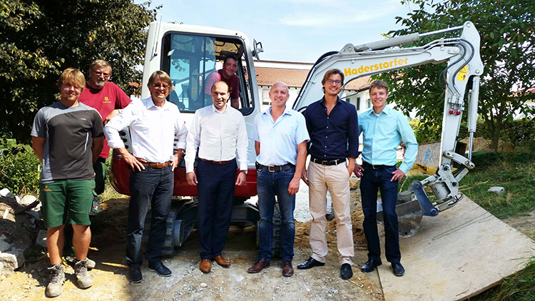 Auf der Baustelle auf dem Gelände des Bezirkskrankenhauses Landshut gaben das Haderstorfer-Team um die Geschäftsführer Rudolf (Dritter von links) und Johannes Haderstorfer (Zweiter von rechts) und Julian Herold (rechts) vom Verband Garten-, Landschafts- und Sportplatzbau Bayern, Bundestagsabgeordneten Florian Oßner (Mitte) einen Einblick in die Praxis.